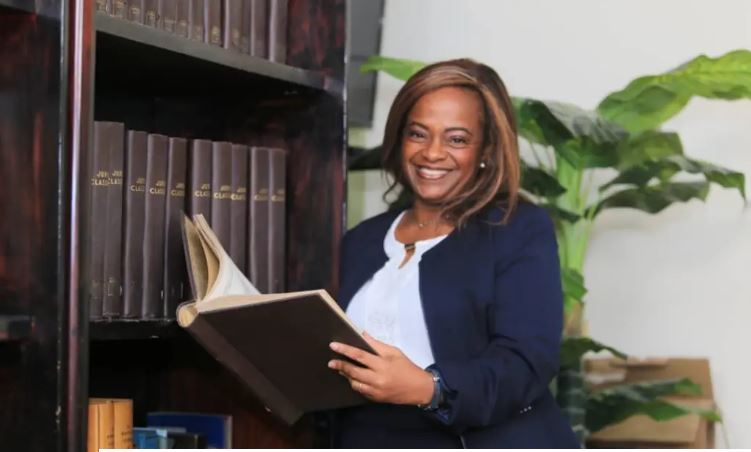 Lire la suite à propos de l’article Femmes juristes de Côte d’Ivoire: Maître Aka-Anghui Francine, désormais aux commandes pour 3 ans
